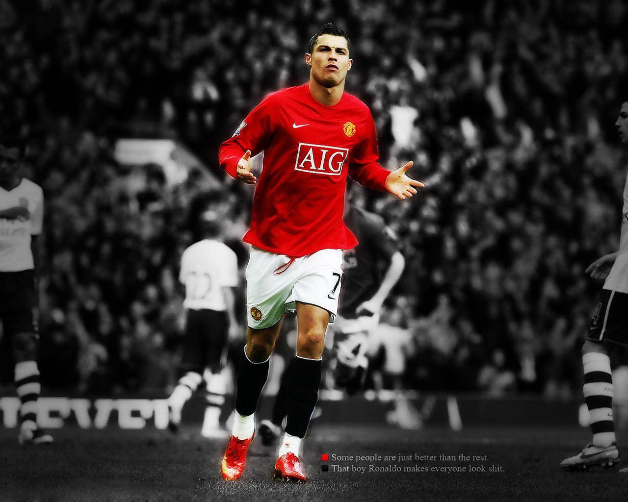 Ronaldo 桌布 壁紙 — 一名身穿紅色曼聯球衣的足球員在黑白球場人群中張開雙臂慶祝。