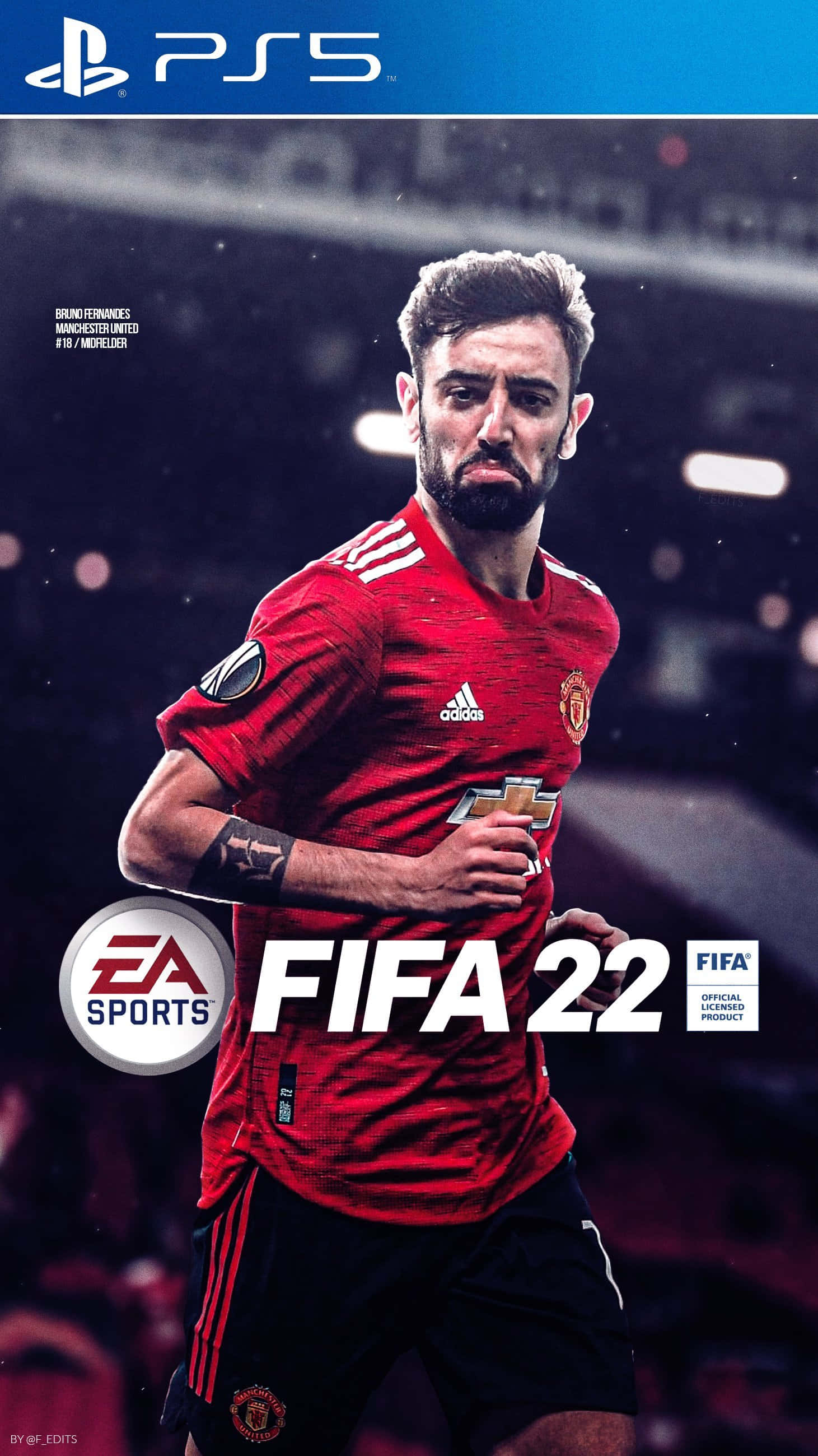 Fifa 22 桌布 壁紙 — 一名身穿紅色曼聯球衣的足球運動員在球場燈光下奮力奔跑，背景是模糊的人群。
