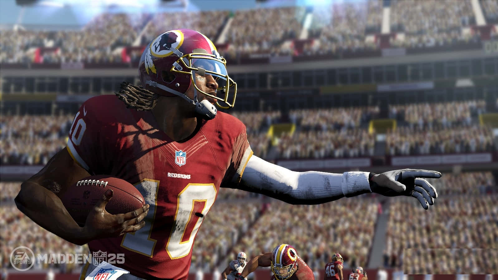 Madden NFL 22 桌布 壁紙 — 一名身穿紅色球衣、背號10號的足球運動員在擠滿觀眾的體育場內，在明亮的日光下帶球奔跑。