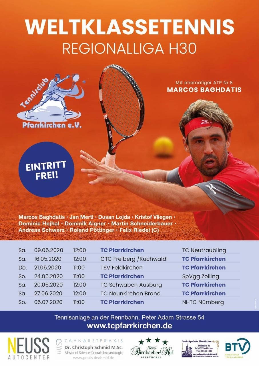 Marcos Baghdatis in Action 壁紙 — 一名身穿紅色襯衫和頭帶的男性網球選手在橙色泥地球場背景下揮拍擊打黃色球，並附有活動詳情。