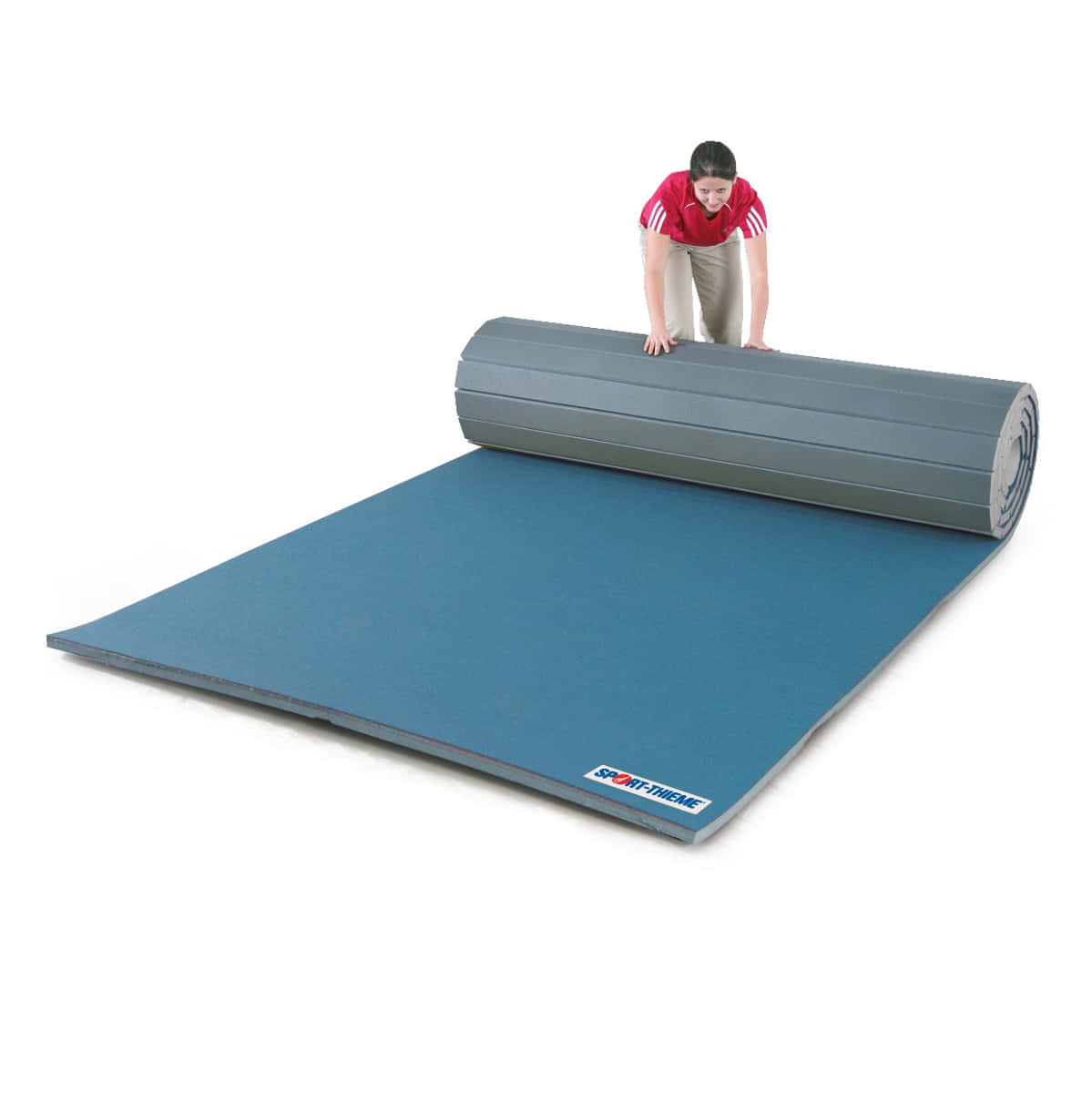 Gymnastics Mat 桌布 壁紙 — 一名身穿紅色襯衫的女子在純白背景下捲起一張藍灰色的大型體操墊。