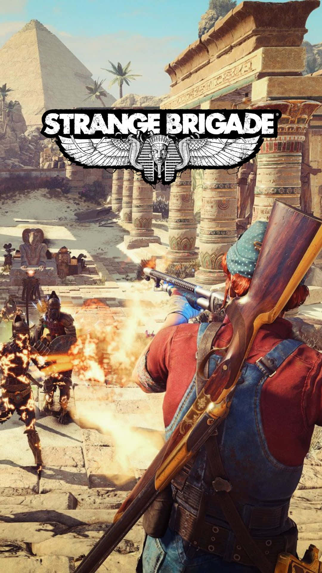 Android Strange Brigade 桌布 壁紙 — 一名身穿紅色襯衫的玩家在明亮的陽光下，在擁有金字塔和棕櫚樹的古埃及遺跡中，用霰彈槍射擊燃燒的敵人。