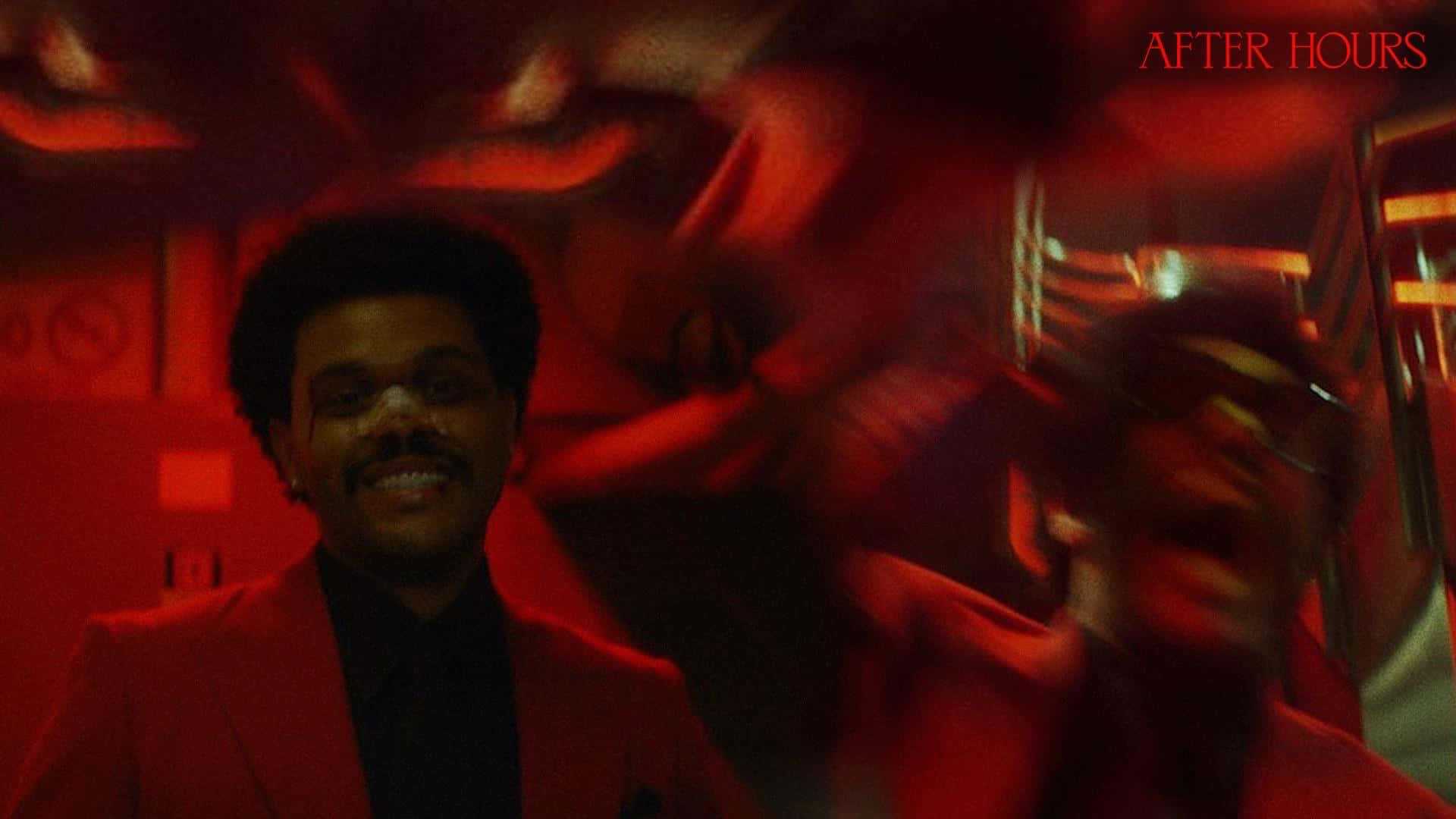 The Weeknd After Hours 桌布 壁紙 — 一名身穿紅色西裝的男子在強烈的紅色燈光下微笑，背景帶有模糊的動態效果。