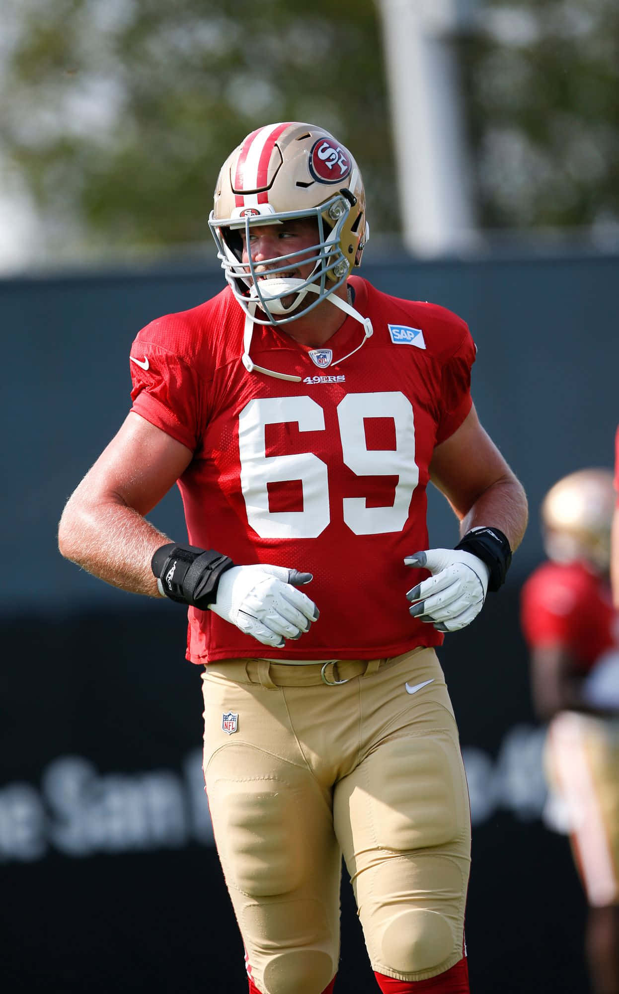 Mike Mcglinchey 桌布 壁紙 — 一名身穿紅金色球衣的三藩市四九人美式足球員在日間於球場上奔跑。