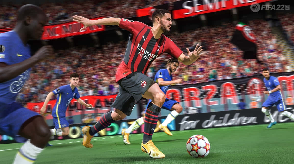 Fifa 22 桌布 壁紙 — 一名身穿紅黑間條球衣的足球員在擠滿觀眾的球場中，被對手包圍下盤球。