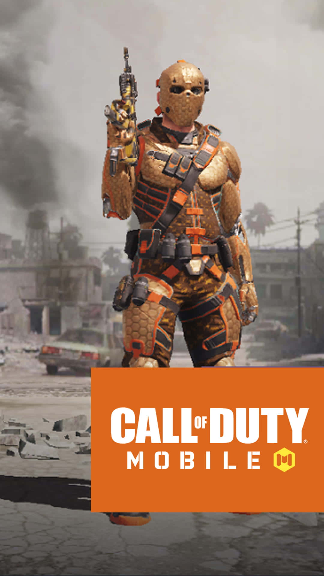 Cod Mobile Character Skins 桌布 壁紙 — 一名身穿紋理橙色和黑色裝備的士兵，在煙霧升騰的戰火摧殘城市街道上手持步槍。