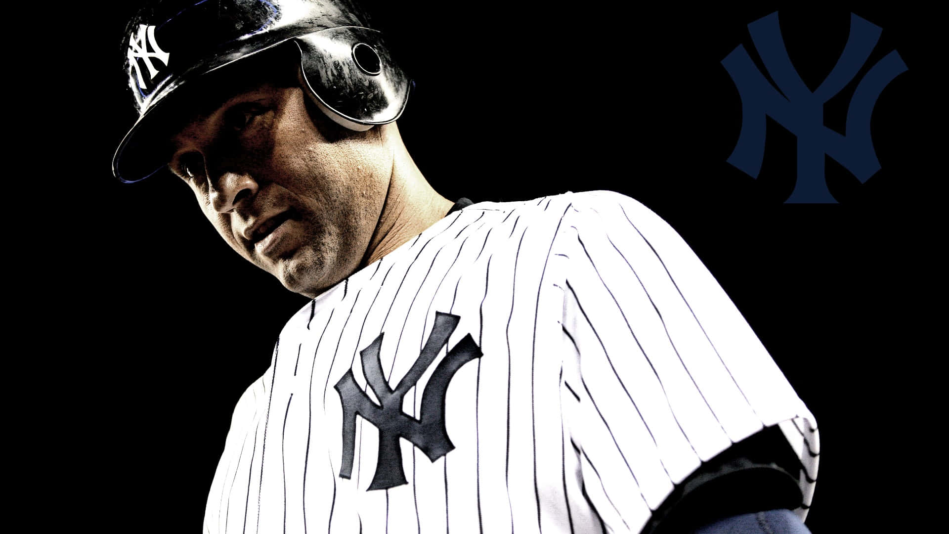 Yankees 桌布 壁紙 — 一名身穿紐約洋基條紋球衣的棒球運動員在黑色背景前凝視，背景有球隊標誌。