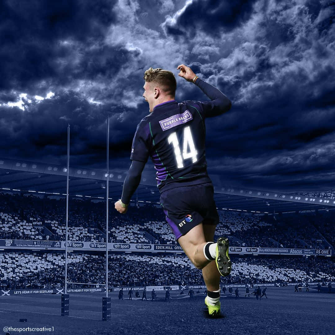 Scotland Rugby 桌布 壁紙 — 一名身穿紫色球衣、號碼14的欖球運動員在戲劇性的暴風雨天空下，在體育館內勝利地跳躍。