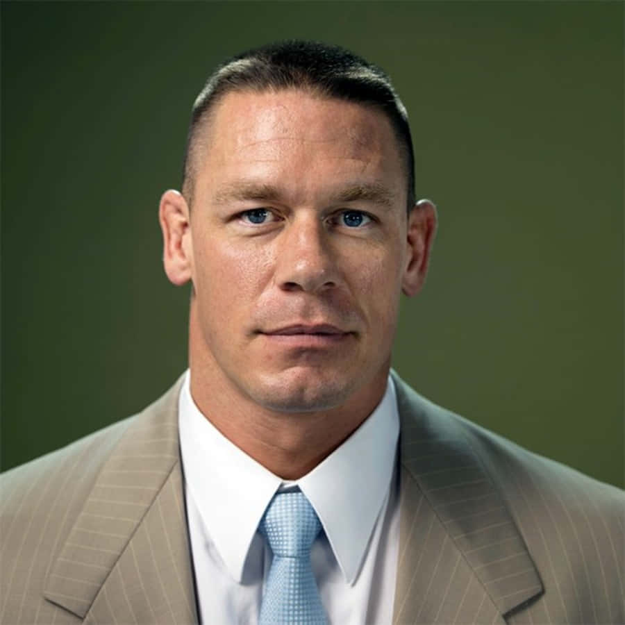 John Cena 桌布 壁紙 — 一名身穿細條紋西裝及淺藍色領帶的男士，在柔和綠色背景前的特寫肖像。