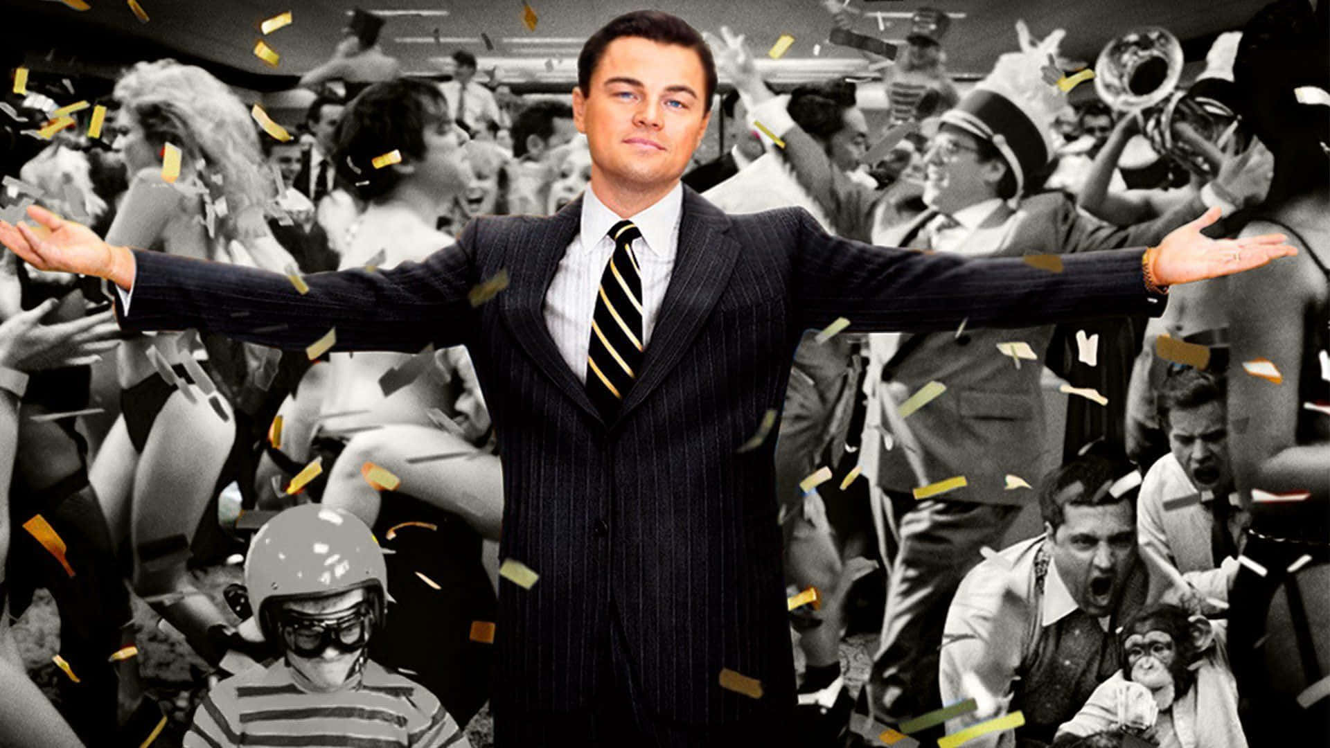 Wolf Of Wall Street 桌布 壁紙 — 一名身穿細條紋西裝的男子在飄落的金色紙屑中張開雙臂站立，周圍是混亂的黑白人群。
