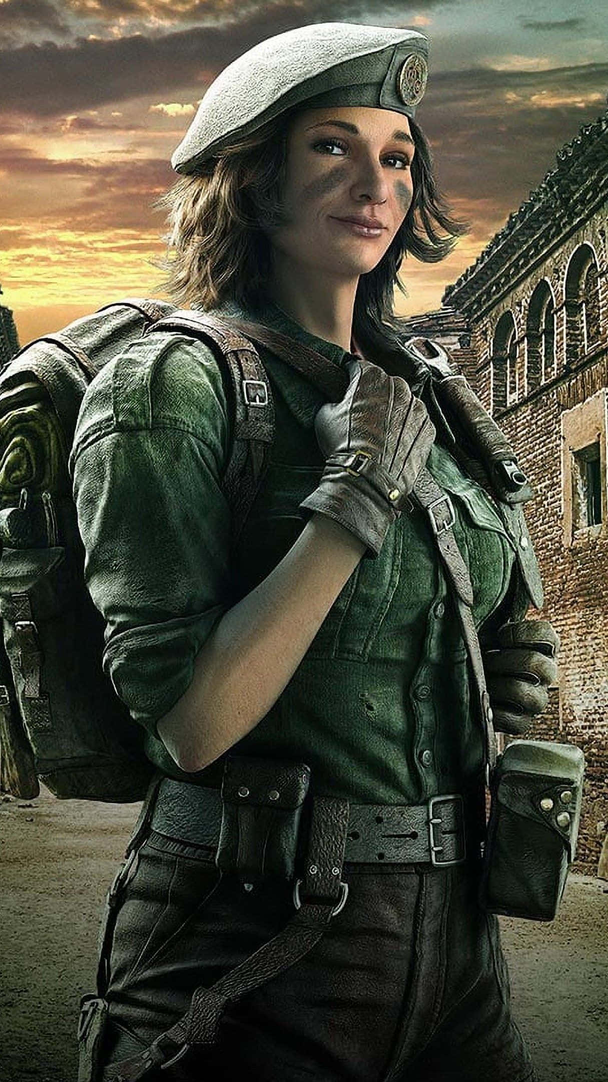 Rainbow Six Siege Mira 桌布 壁紙 — 一名身穿綠色制服和貝雷帽的女兵在黃昏時分自信地站在陽光照射的磚砌建築前。