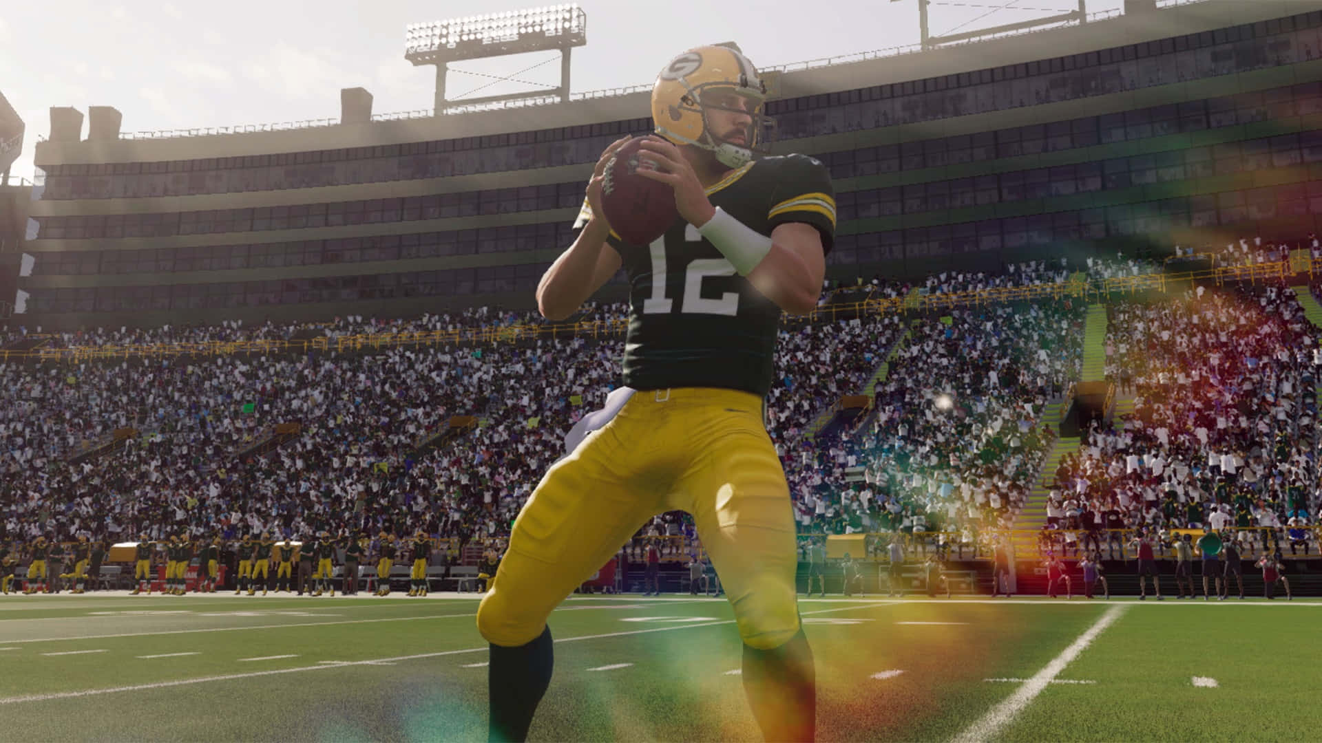 Madden NFL 22 桌布 壁紙 — 一名身穿綠色和金色制服的美式足球四分衛在陽光明媚、充滿歡呼球迷的體育場上準備投球。