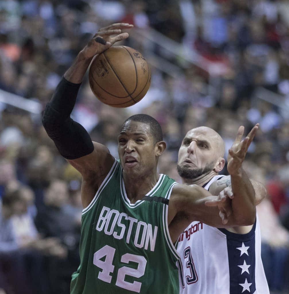 Al Horford 桌布 壁紙 — 一名身穿綠色球衣的波士頓塞爾特人球員正在投籃，而一名身穿白色球衣的華盛頓巫師防守球員正在干擾投籃。