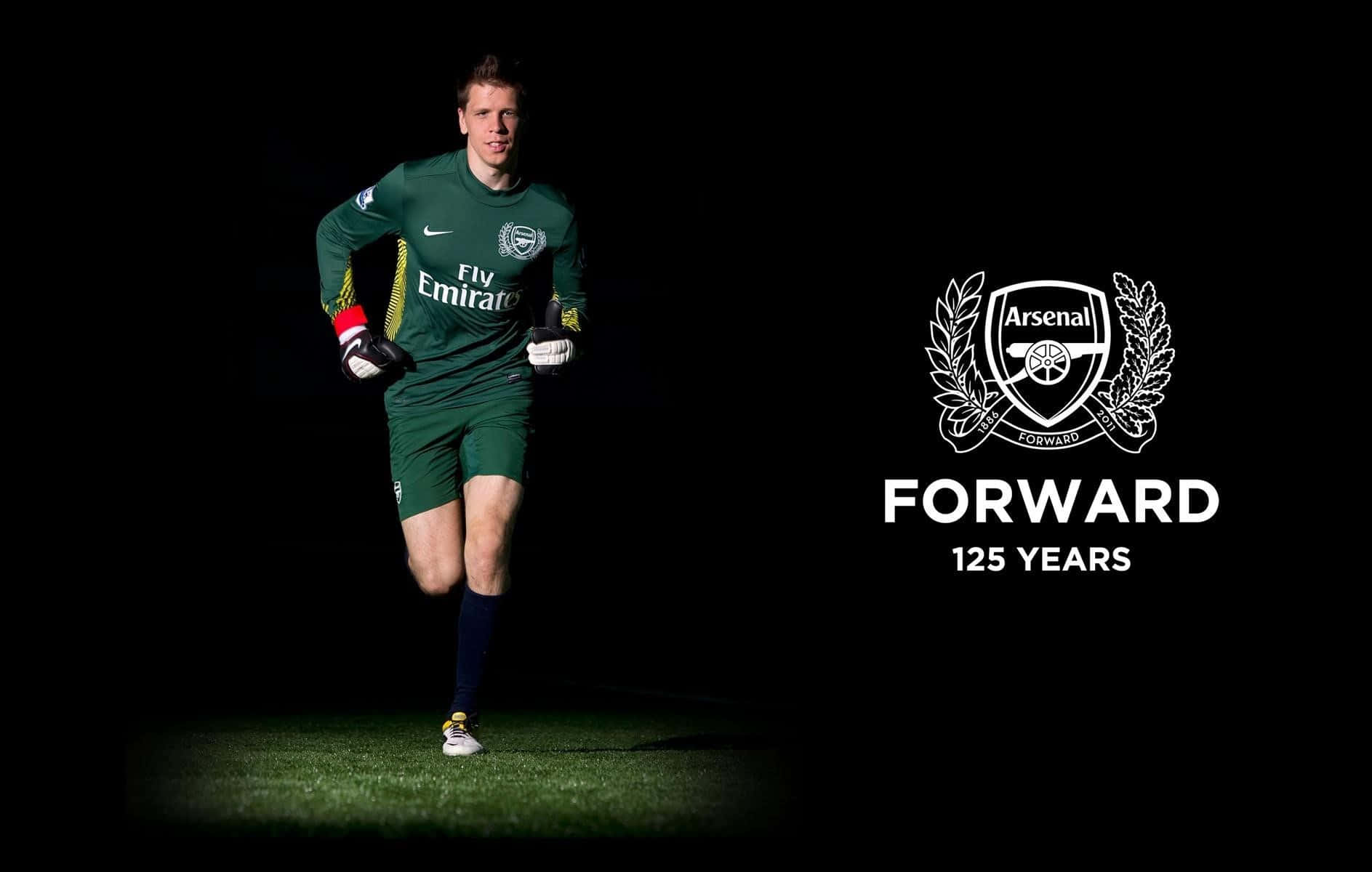 Wojciech Szczesny 桌布 壁紙 — 一名身穿綠色球衣的足球守門員在黑色背景、阿仙奴標誌及「FORWARD 125 YEARS」文字下，於聚光燈照射的草地上動態奔跑。