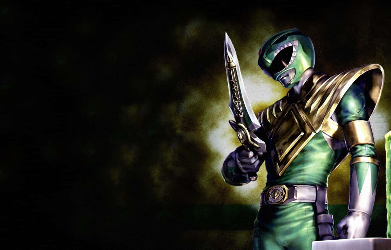 Power Rangers 桌布 壁紙 — 一名身穿綠色盔甲、戴著鯊魚頭盔的戰士，在黑暗煙霧繚繞的背景中揮舞著發光的劍。