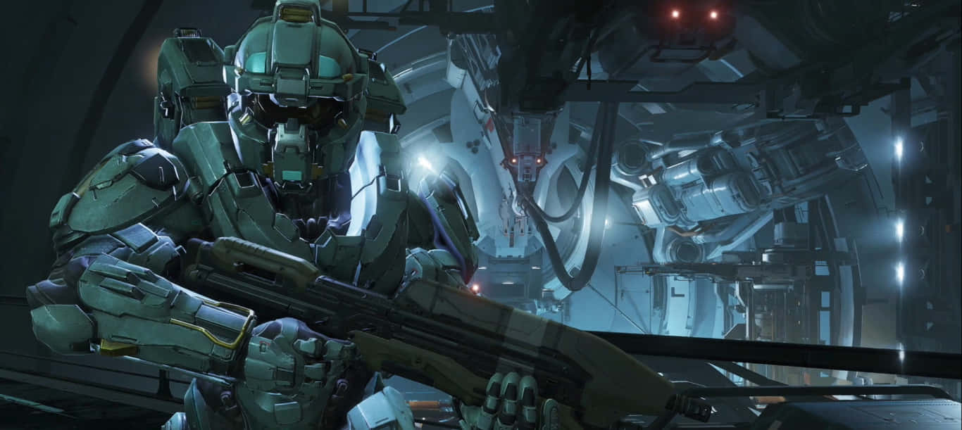 Halo 5 Blue Team 桌布 壁紙 — 一名身穿綠色盔甲的士兵在燈光昏暗的未來太空船走廊中持步槍。