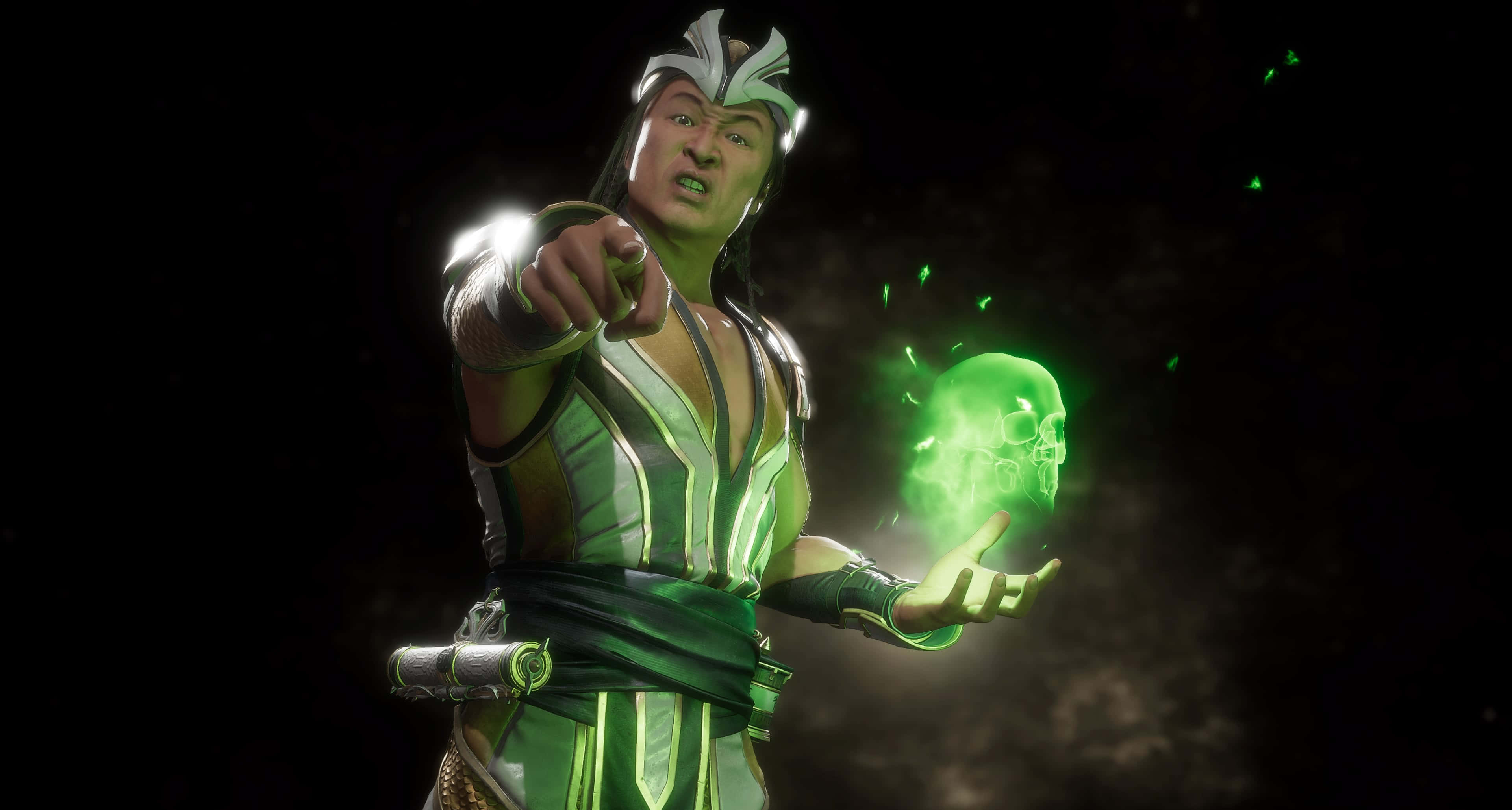 Mortal Kombat Shang Tsung 桌布 壁紙 — 一名身穿綠色盔甲的戰士，在黑暗背景下，一手握著發光的綠色頭骨，另一手指向前方。