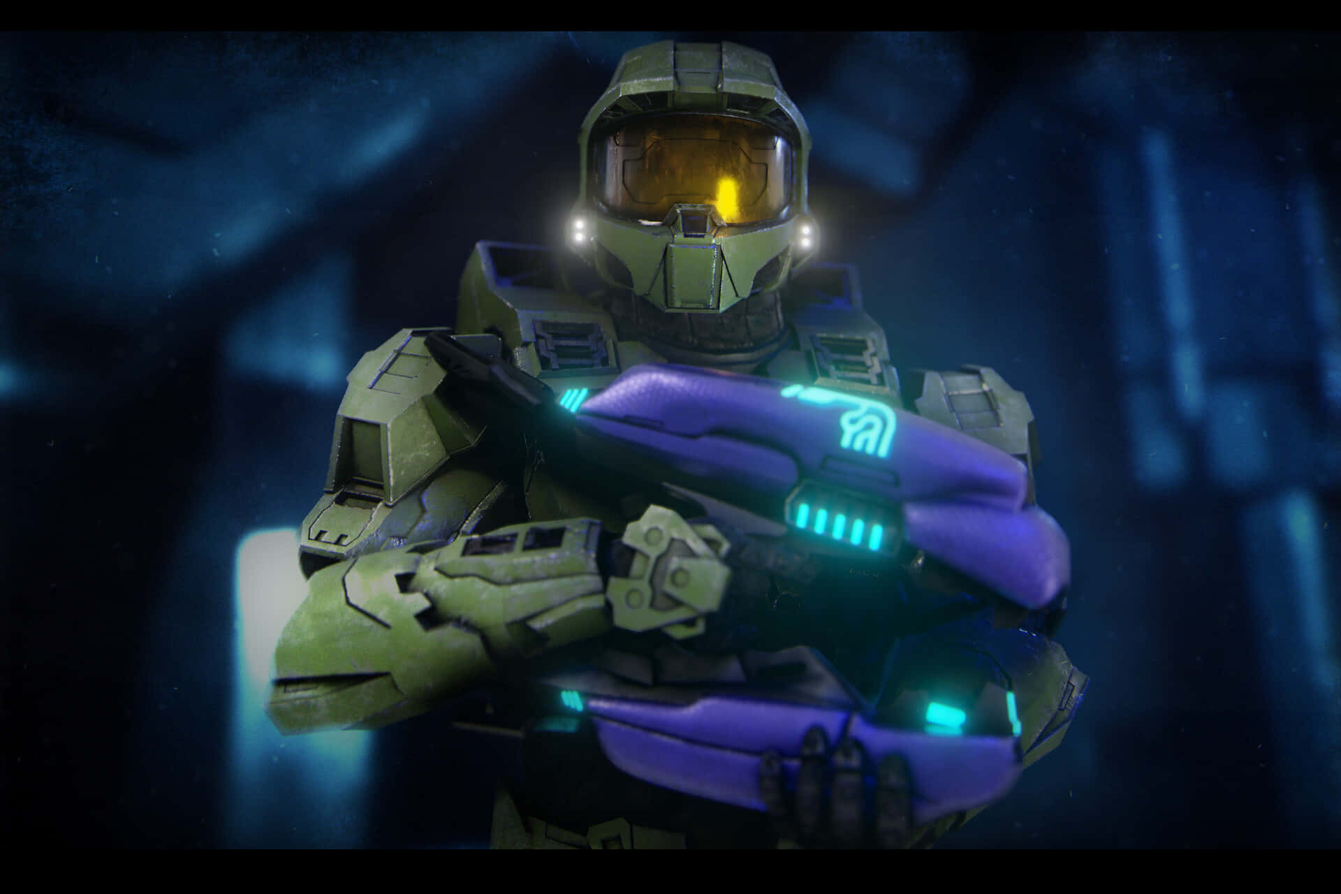 Plasma Rifle 桌布 壁紙 — 一名身穿綠色盔甲的斯巴達戰士在藍色環境光下手持發光的紫色能量武器。