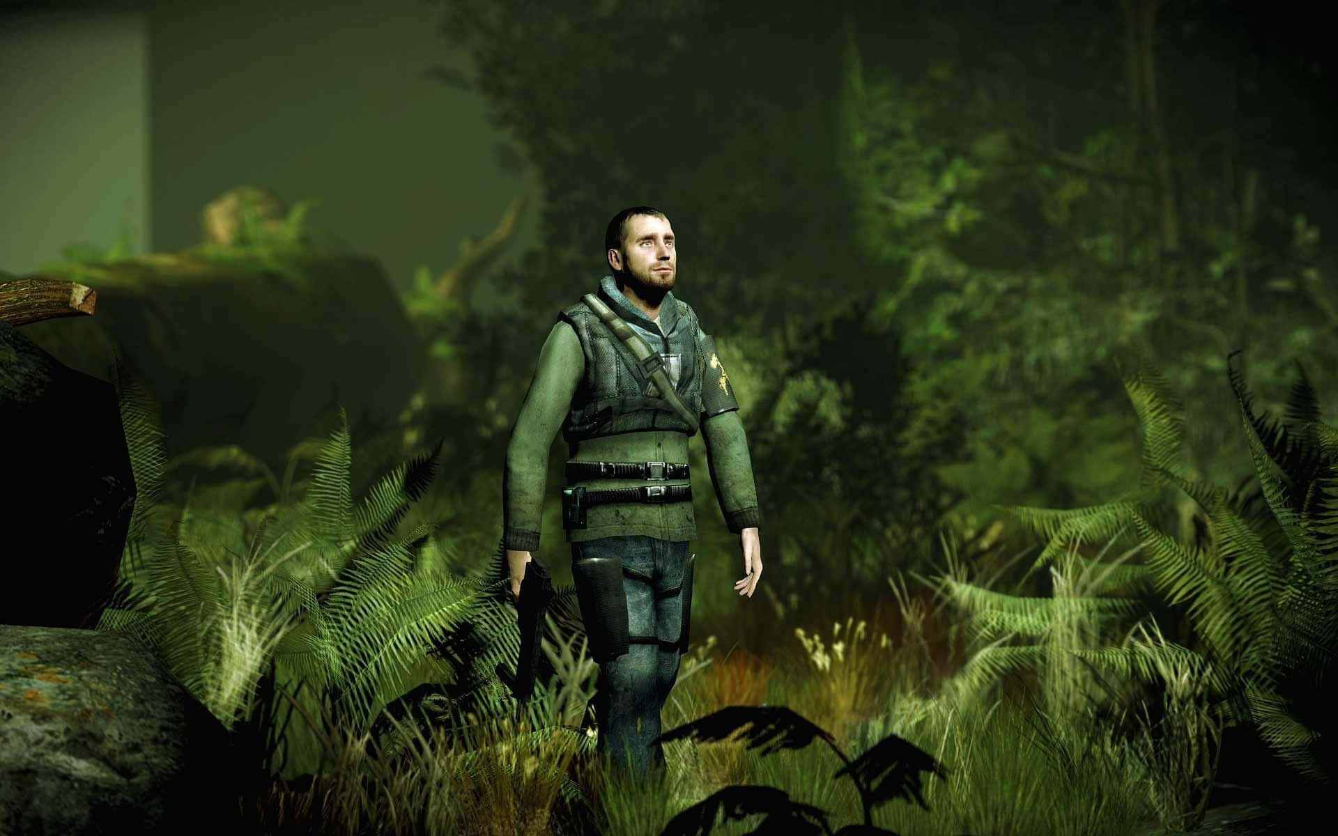 Gaming Mods 桌布 壁紙 — 一名身穿綠色裝備的士兵在薄霧籠罩的叢林中保持警覺，周圍有蕨類植物和茂密的樹葉，光線昏暗。