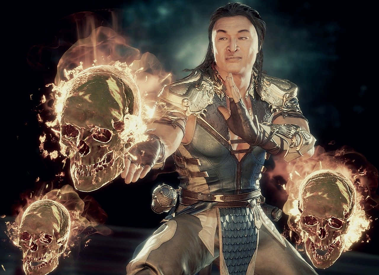 Mortal Kombat Shang Tsung 桌布 壁紙 — 一名身穿華麗盔甲的戰士在黑暗煙霧繚繞的背景中，以強烈的專注力操控火焰骷髏。