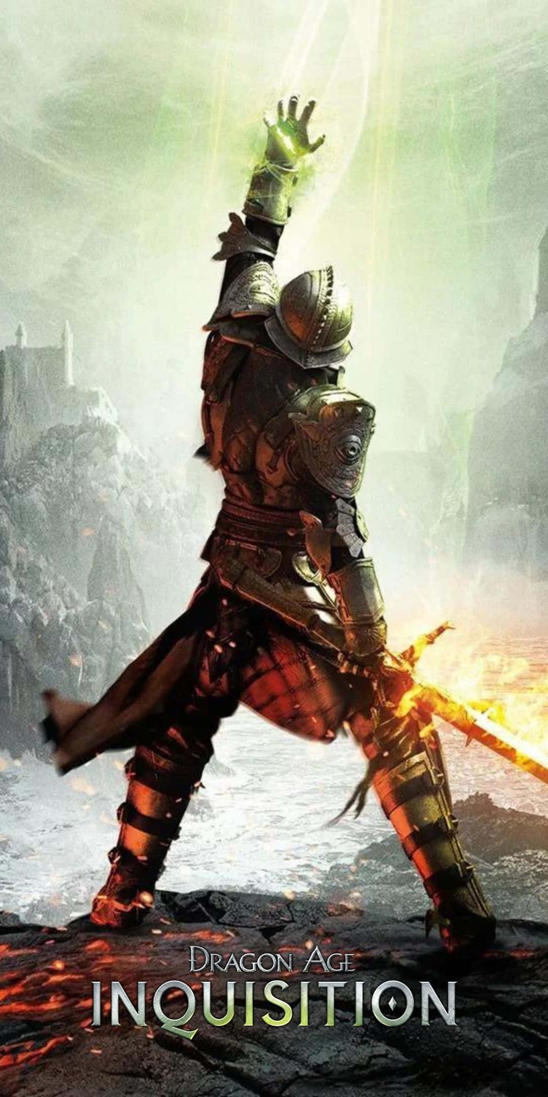 Pixel 3 Dragon Age Inquisition 桌布 壁紙 — 一名身穿華麗盔甲的騎士站在岩石懸崖上，在霧氣繚繞的山景背景下揮舞著火焰劍並召喚綠色魔法。