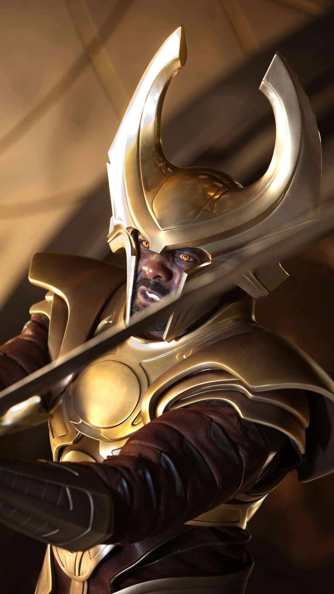 Heimdall 桌布 壁紙 — 一名身穿華麗金色盔甲、帶有彎曲角和發光眼睛的戰士，在戲劇性的特寫中緊握著劍。