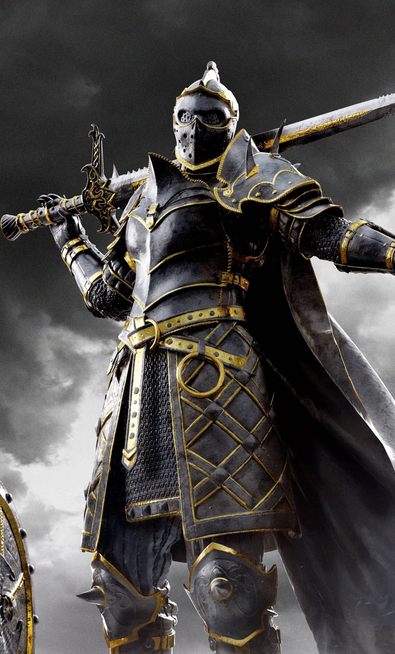 for honor 4K 桌布 壁紙 — 一名身穿華麗黑金鎧甲的騎士，在暴風雨的天空下挑釁地站立，手持劍和華麗武器。