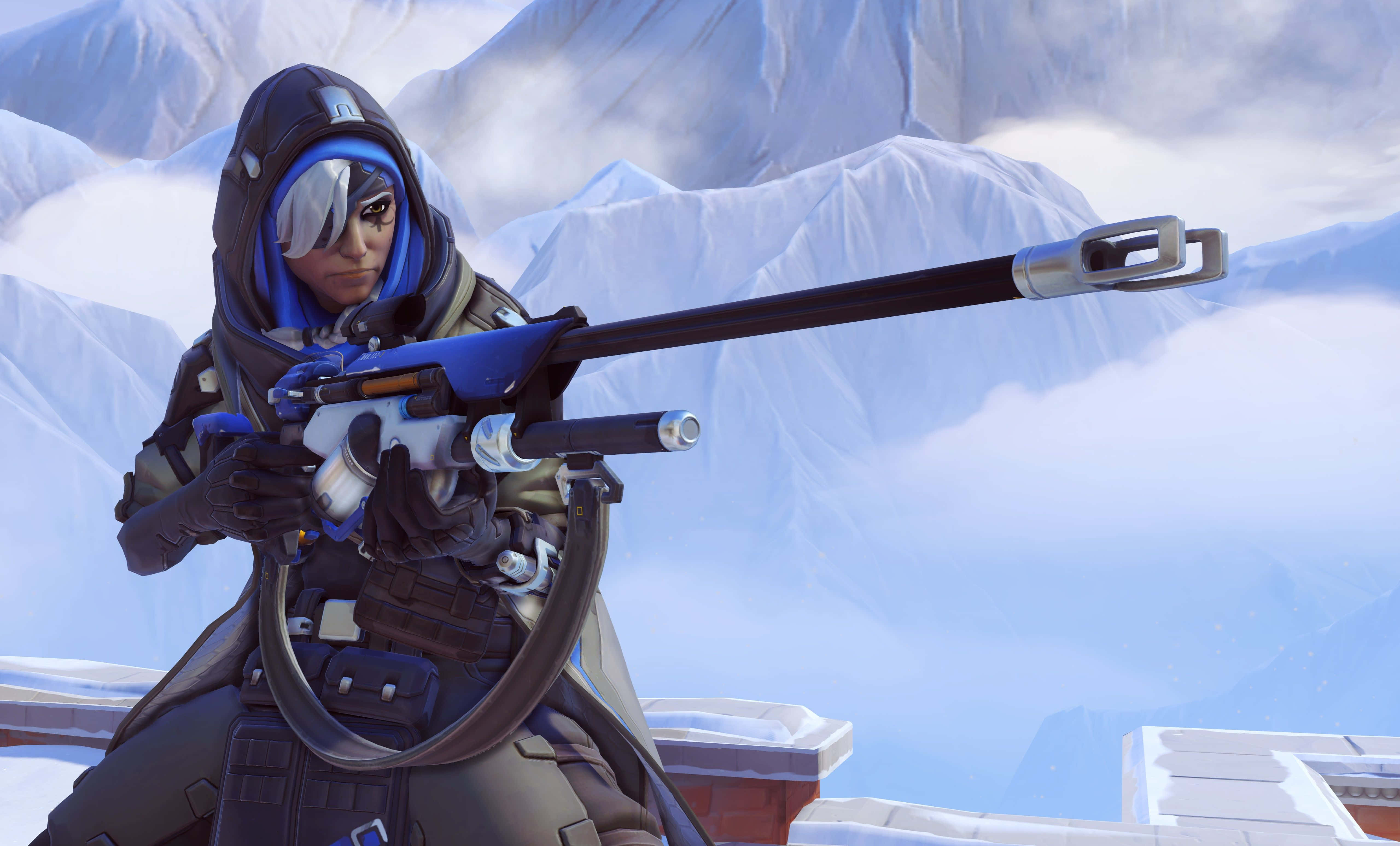 Overwatch Ana 桌布 壁紙 — 一名身穿藍灰色裝備的狙擊手在積雪的山崖邊緣瞄準步槍，下方有雲層。