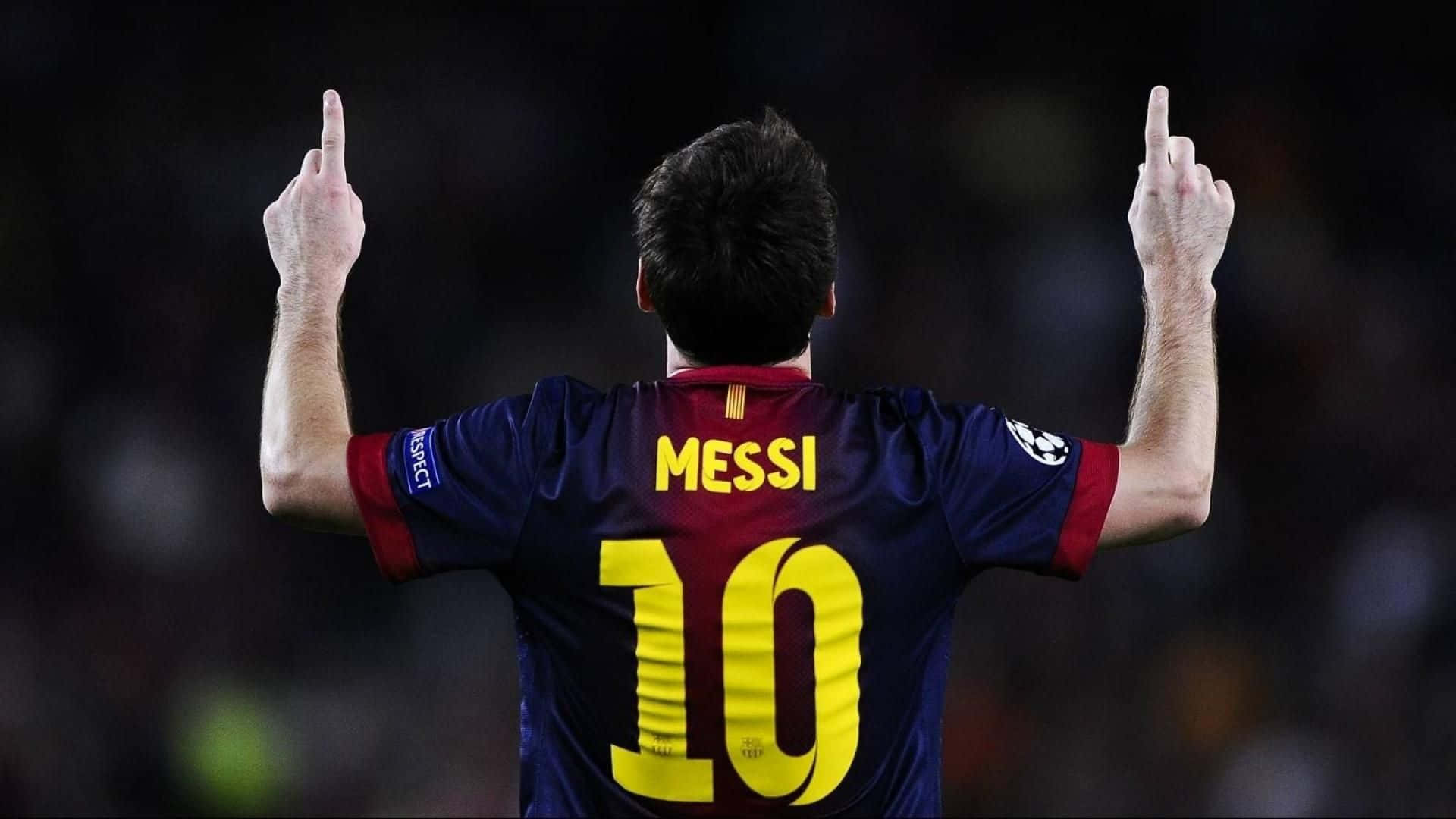 Barcelona 桌布 壁紙 — 一名身穿藍紅球衣、背後印有黃色「MESSI」和「10」的足球員，從背後舉起雙手指向上方。