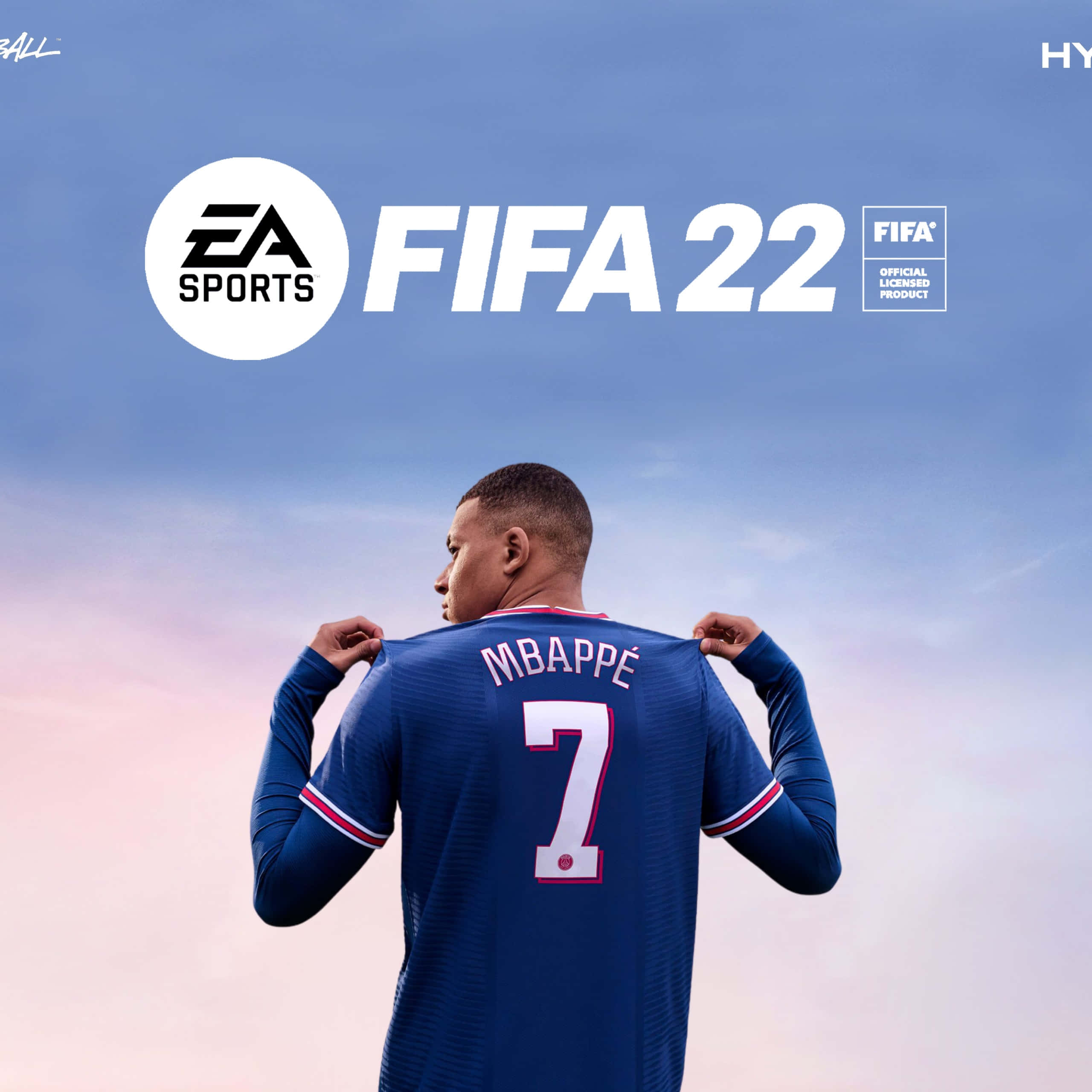 Fifa 22 桌布 壁紙 — 一名身穿藍色7號球衣的足球員，在柔和的粉紅色和藍色天空下，將球衣拉過頭頂。
