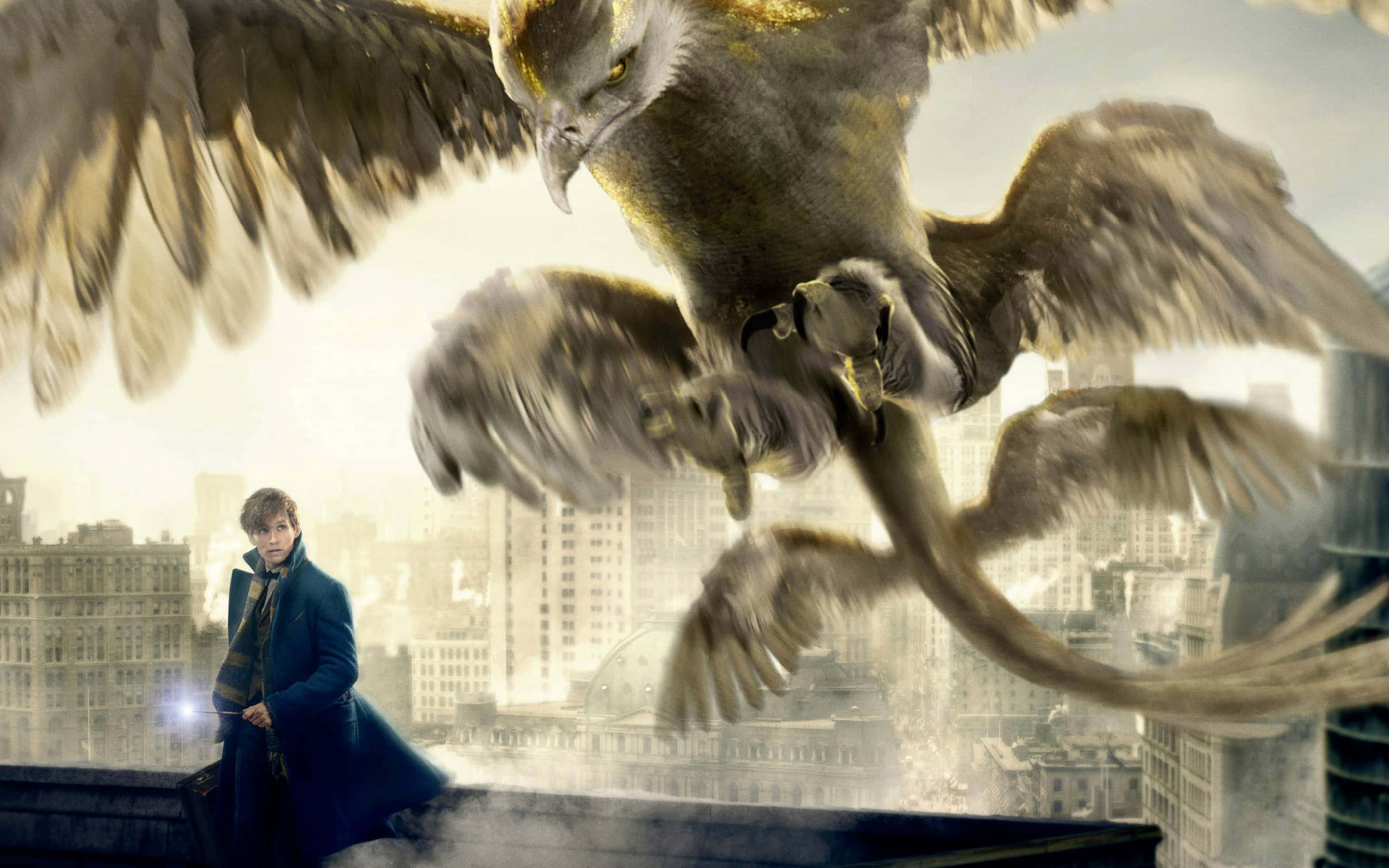 Fantastic Beasts 桌布 壁紙 — 一名身穿藍色外套的年輕男子站在屋頂上，一隻巨大的金雕在他頭頂翱翔，背景是朦朧的城市天際線。