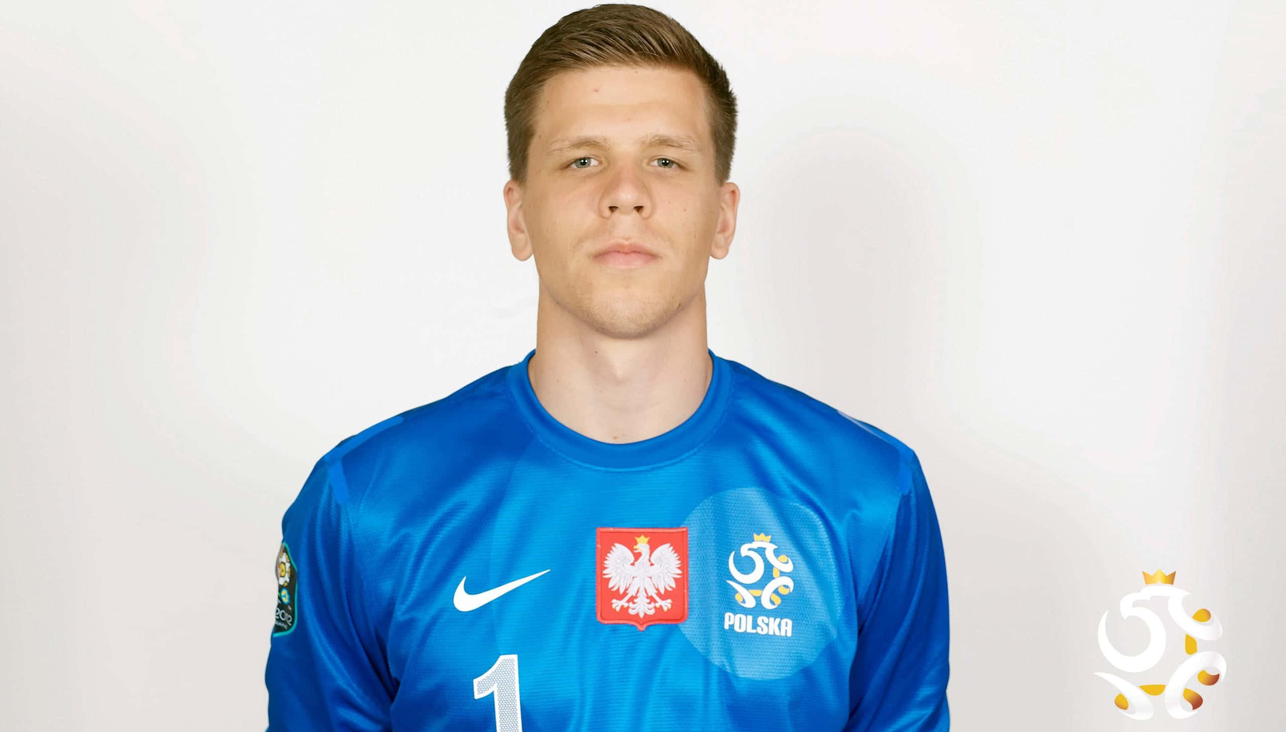 Wojciech Szczesny 桌布 壁紙 — 一名身穿藍色波蘭國家隊球衣的年輕男性足球守門員站在純白色背景前。