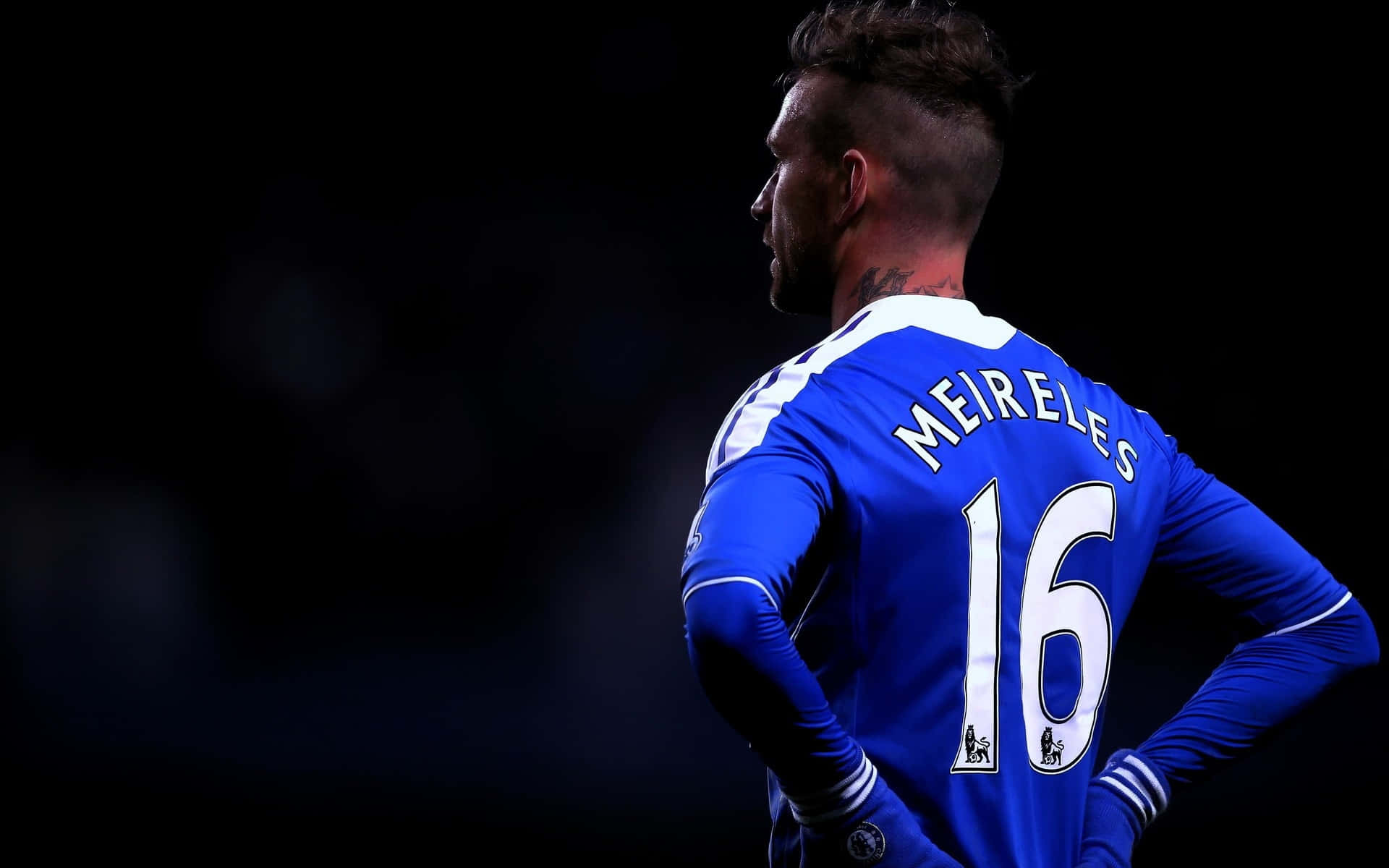 Chelsea 桌布 壁紙 — 一名身穿藍色球衣、印有名字 Meireles 及號碼 16 的足球員，雙手叉腰站在深色背景前。