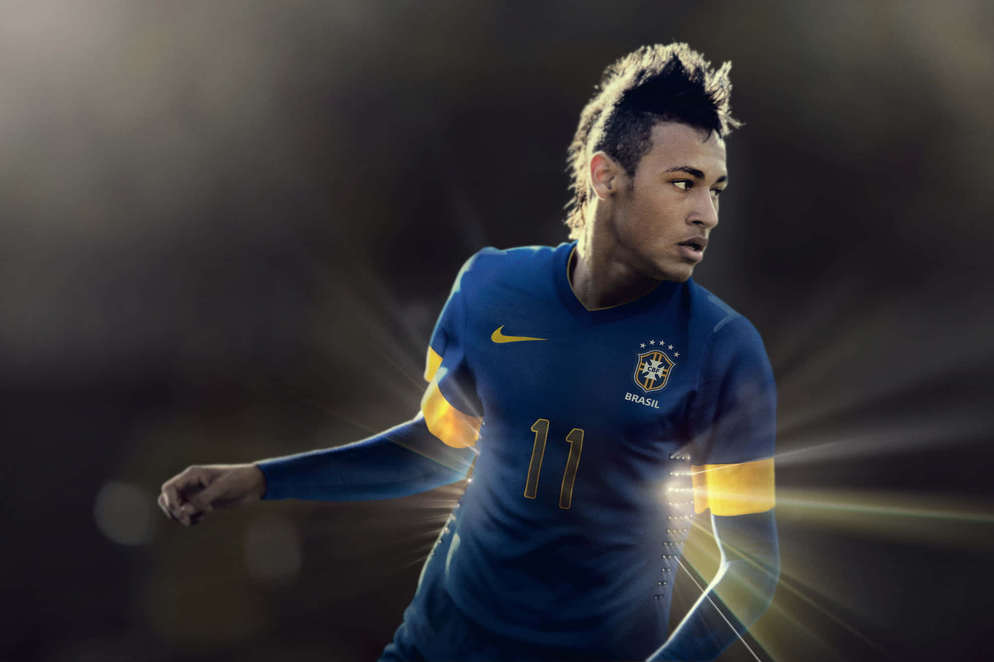 Neymar 桌布 壁紙 — 一名身穿藍色球衣、號碼11的巴西足球運動員在黑暗背景中，伴隨著發光的光線動態奔跑。