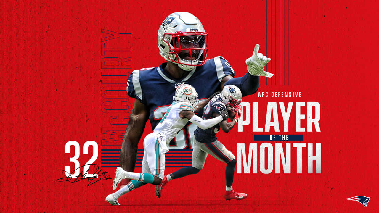 Devin Mccourty 桌布 壁紙 — 一名身穿藍色球衣的美式足球員以和平手勢慶祝，文字宣佈他為AFC Defensive Player of the Month。