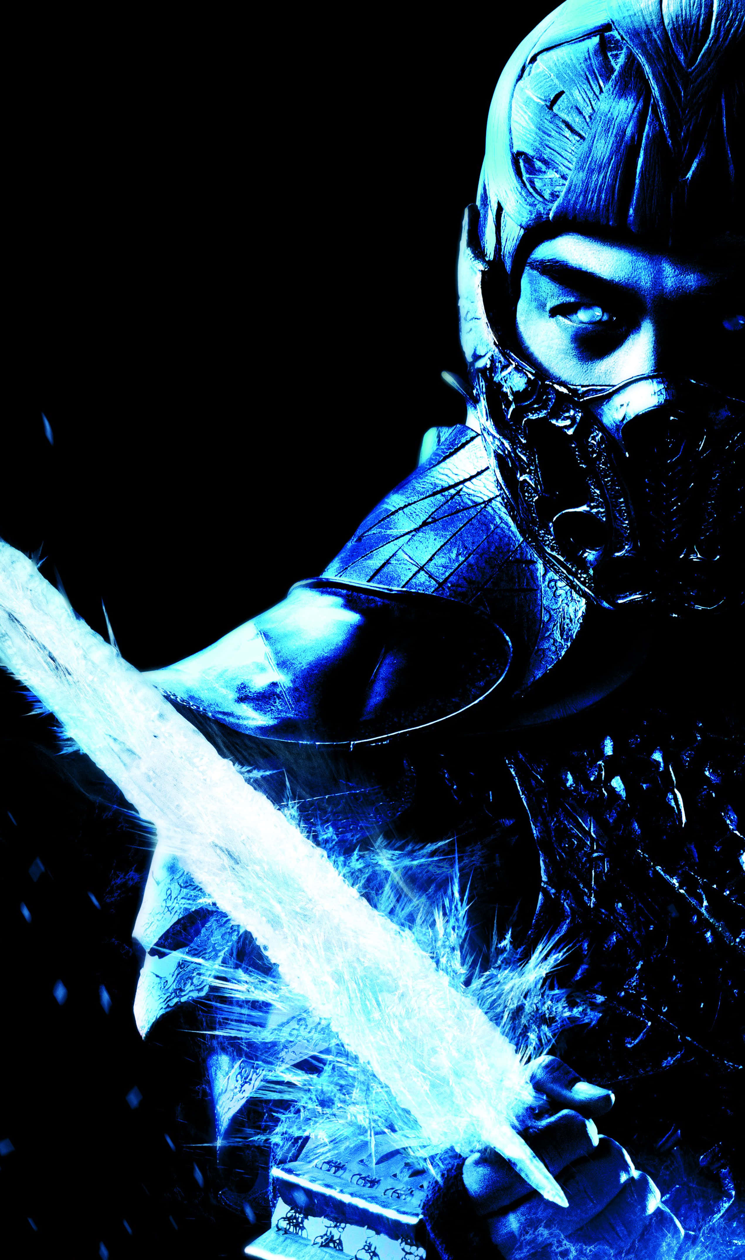 Mortal Kombat Legacy 桌布 壁紙 — 一名身穿藍色盔甲的面具戰士，在黑色背景上揮舞著一把帶有電火花的發光劍。