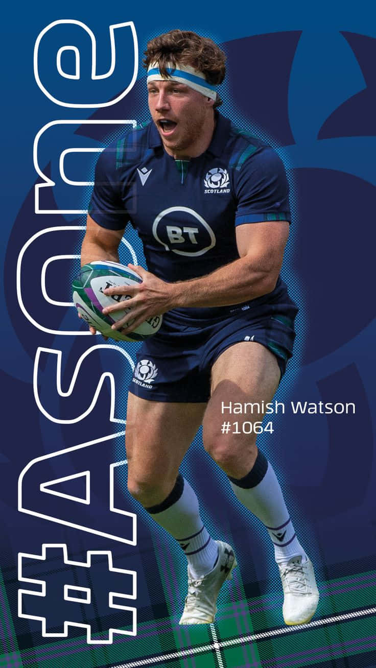 Scotland Rugby 桌布 壁紙 — 一名身穿藍色蘇格蘭球衣的欖球運動員，在搶眼的藍色和格子圖案背景前，抱著球向前衝刺。