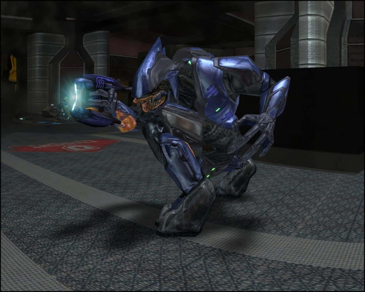 Plasma Rifle 桌布 壁紙 — 一名身穿藍色裝甲的士兵以未來戰鬥姿勢在昏暗的工業走廊中發射發光武器。
