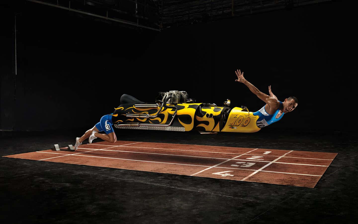 3d Sports 桌布 壁紙 — 一名身穿藍色運動服的短跑選手從起跑器上衝出，身後一輛黃色火焰裝飾的電單車在半空中懸浮。