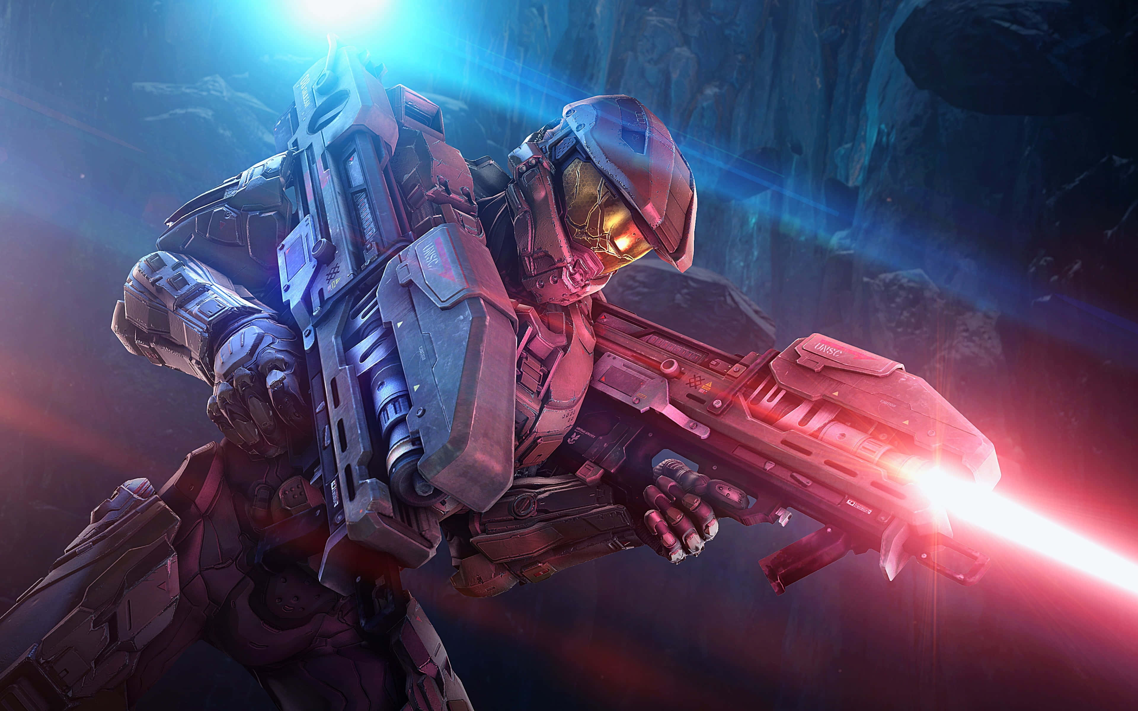 Halo Battle 桌布 壁紙 — 一名身穿裝甲裝備的未來戰士，在黑暗的科幻環境中，伴隨著藍色光束，發射一把發光的紅色武器。