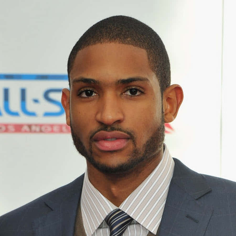 Al Horford 桌布 壁紙 — 一名身穿西裝和條紋領帶的男士的特寫肖像，面無表情地直視鏡頭。