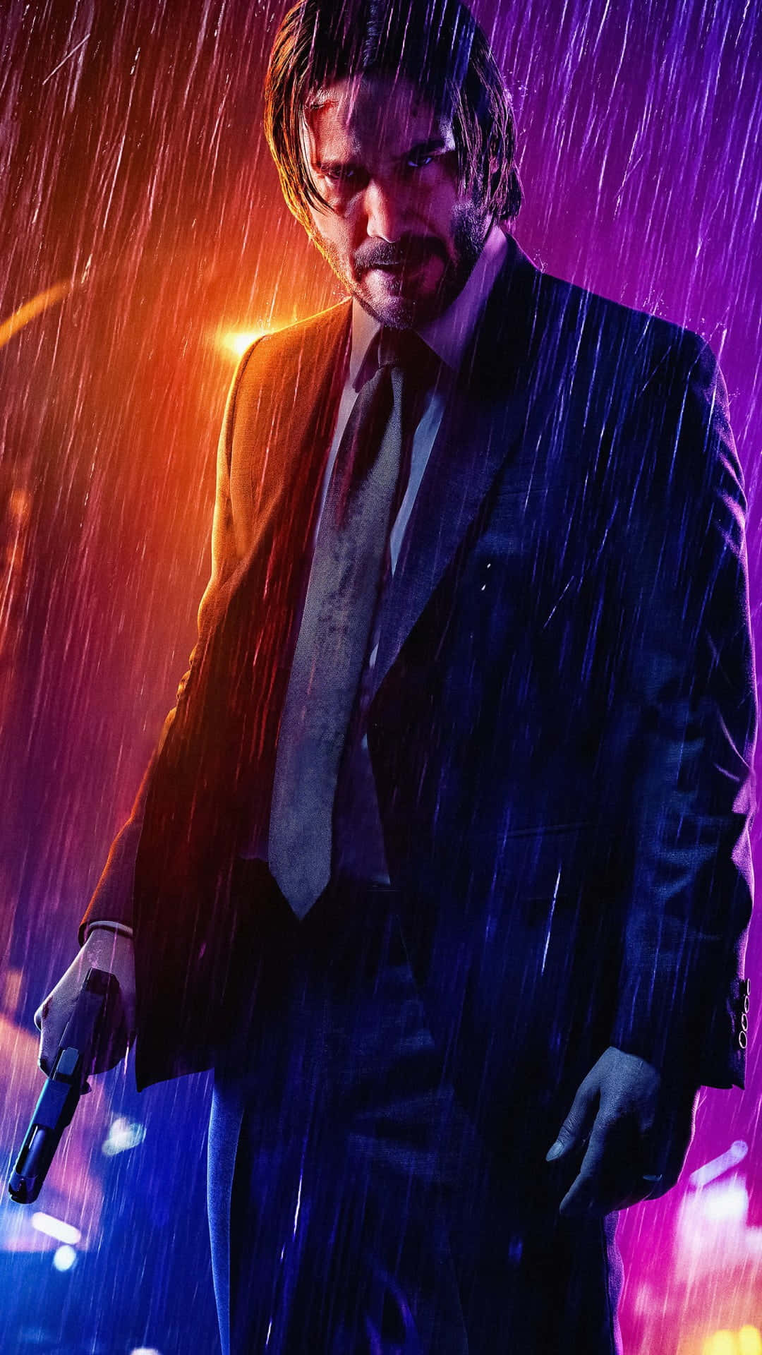 Keanu Reeves 桌布 壁紙 — 一名身穿西裝的男子在霓虹雨下持槍，強烈的燈光投射出戲劇性的陰影。