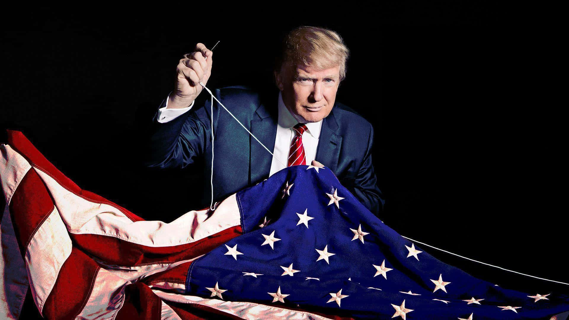 trump 桌布 壁紙 — 一名身穿西裝的男子手持穿過美國國旗的針，背景為黑色。