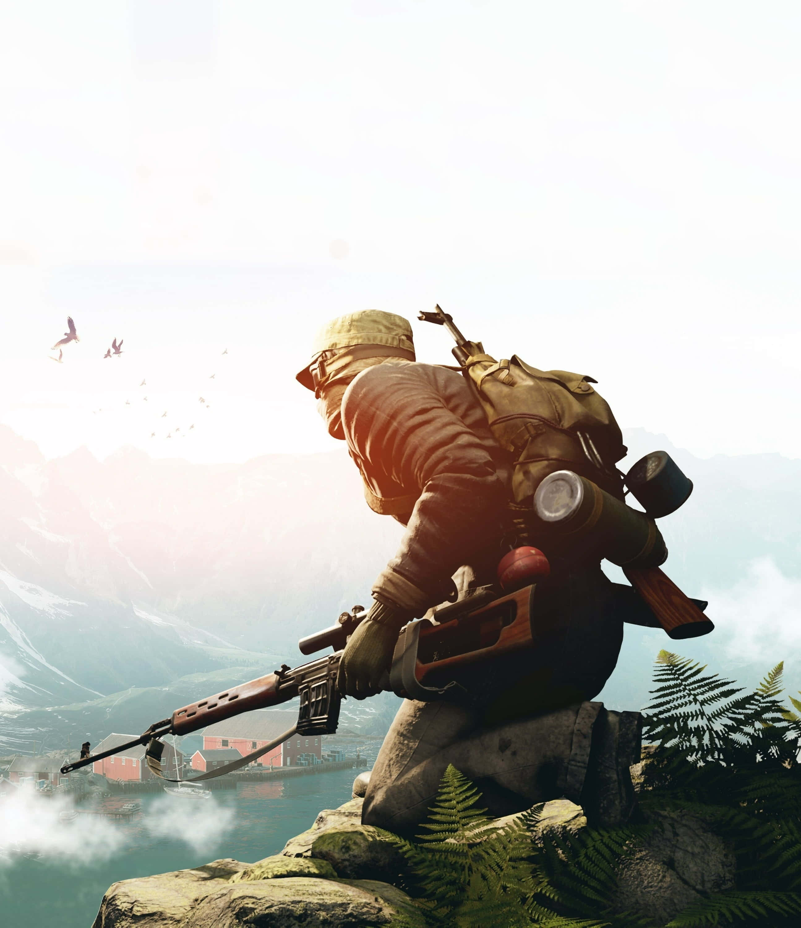 Survival Games 桌布 壁紙 — 一名身穿迷彩服的士兵蹲在岩石峭壁上，俯瞰著霧氣瀰漫的峽灣，峽灣中有紅色小屋和遠處的山脈，天空朦朧。