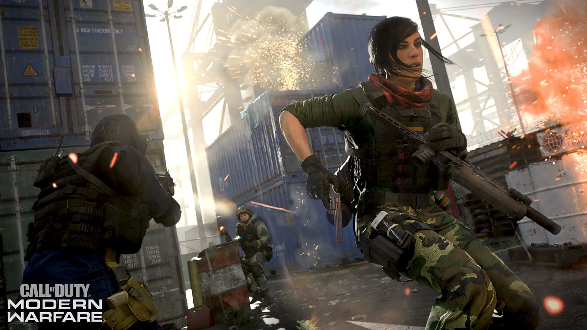 Call Of Duty Battles 桌布 壁紙 — 一名身穿迷彩服的女兵在煙霧瀰漫的工業場地中奔跑，穿過貨櫃，身後爆炸四起。