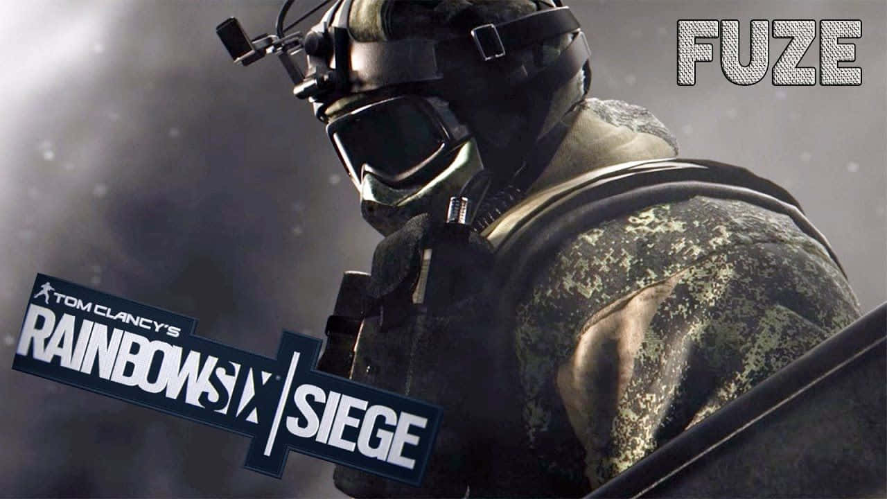 Rainbow Six Siege Fuze 桌布 壁紙 — 一名身穿迷彩裝備和頭盔的戰術操作員站在煙霧瀰漫的環境中，帶有『Tom Clancy's Rainbow Six Siege』標誌。