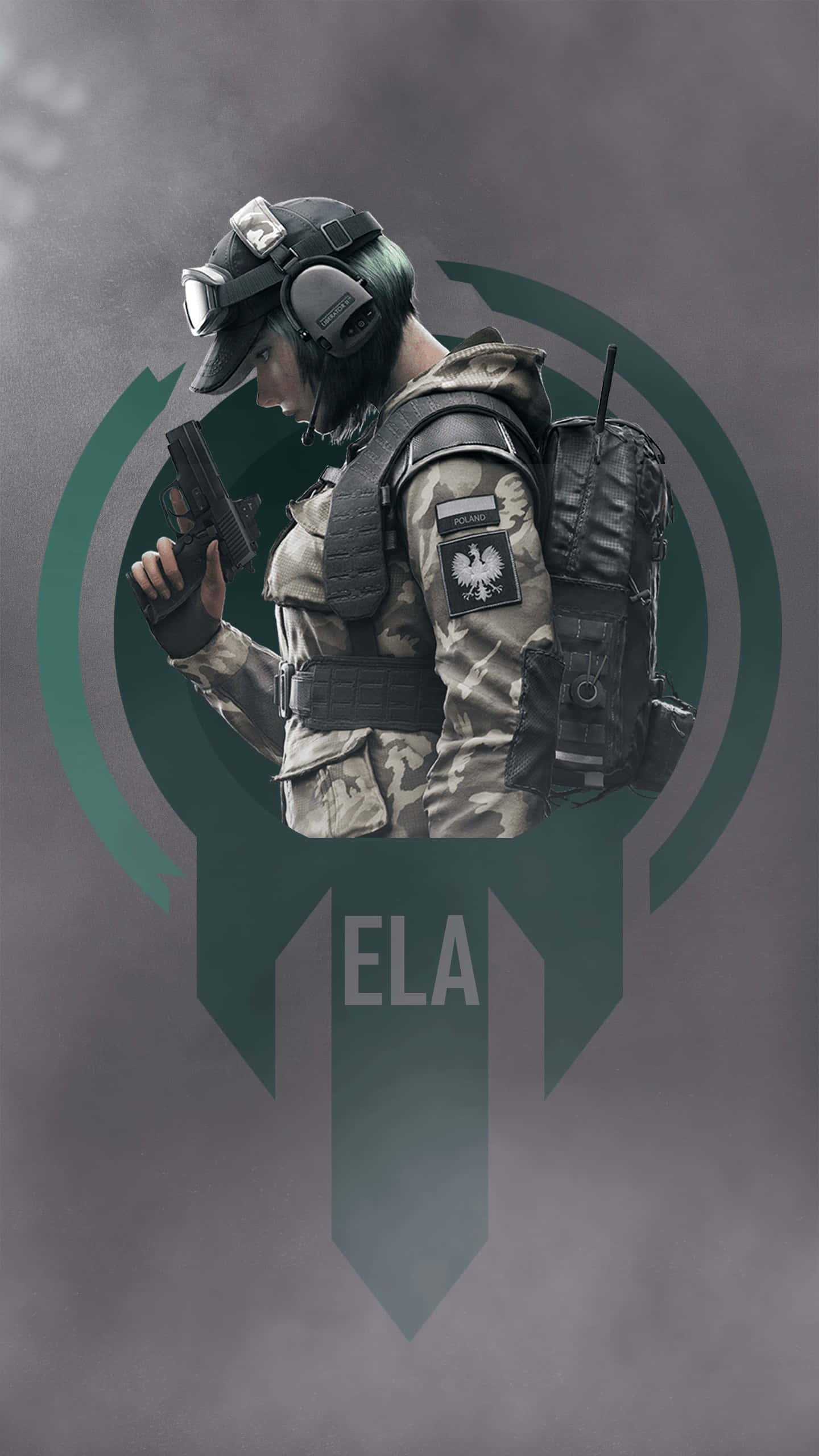 Ela R6 桌布 壁紙 — 一名身穿迷彩裝備的士兵在深灰色背景上手持手槍，背景有綠色圓形徽章和字母ELA。