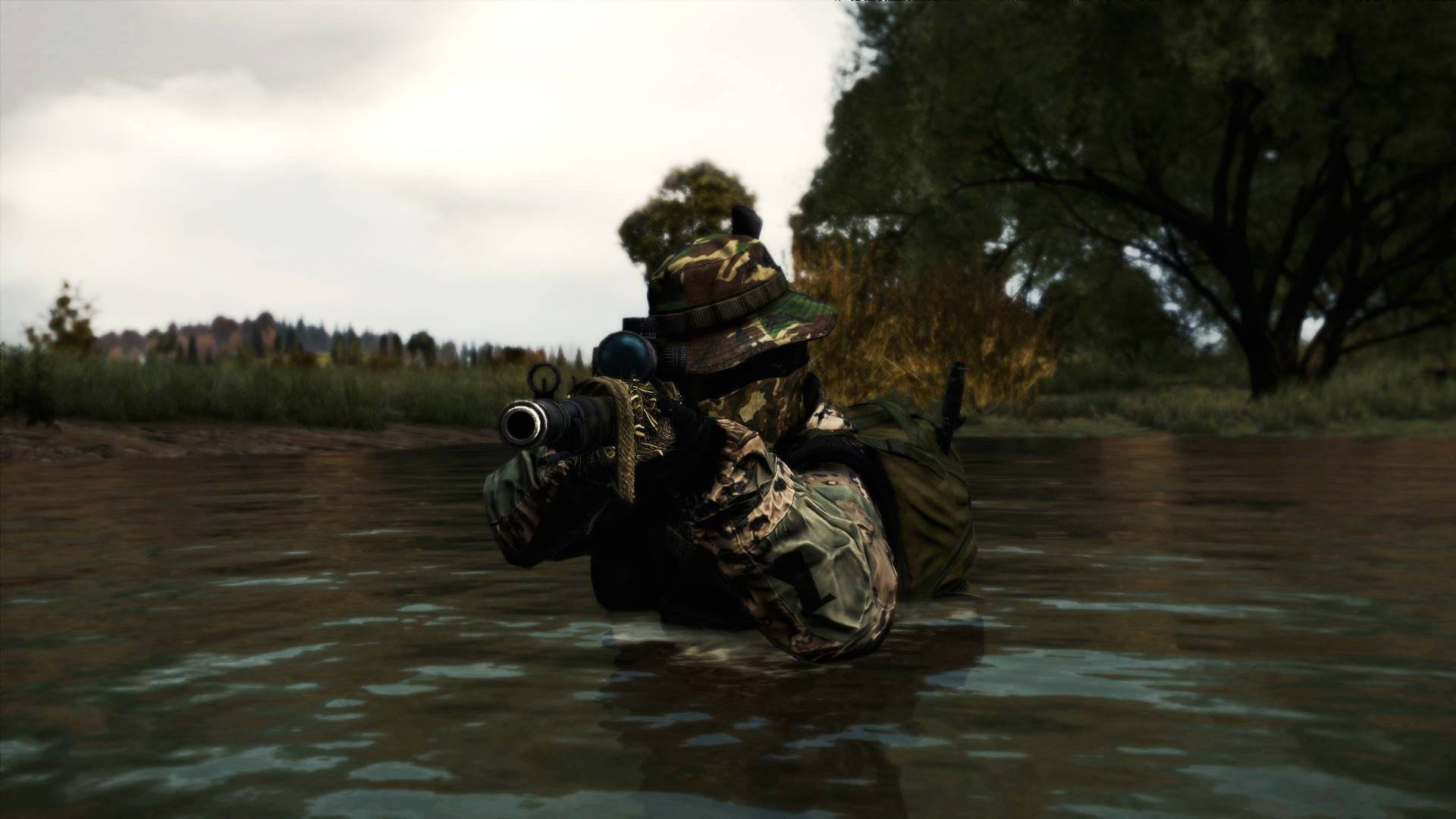 Dayz Desktop 桌布 壁紙 — 一名身穿迷彩裝備的士兵在陰天樹木附近手持帶瞄準鏡的步槍涉水而過。
