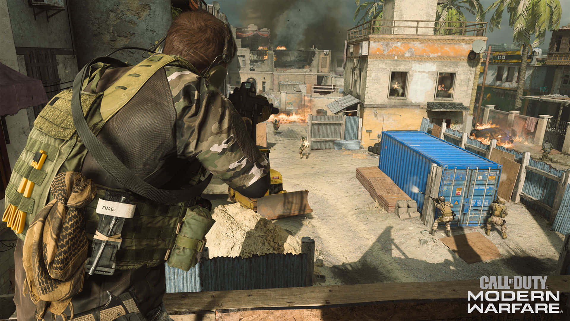 Call Of Duty PS4 桌布 壁紙 — 一名身穿迷彩裝備的士兵從屋頂瞄準步槍，俯瞰一條被戰爭摧毀的城市街道，建築物正在燃燒，還有其他士兵。