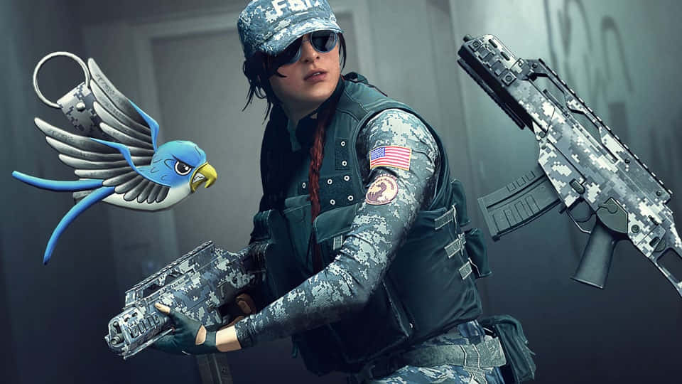 Rainbow Six Siege Ash 桌布 壁紙 — 一名身穿迷彩裝備的戰術特工在昏暗的走廊中手持槍械，身旁漂浮著一隻藍翼鳥和另一件武器。